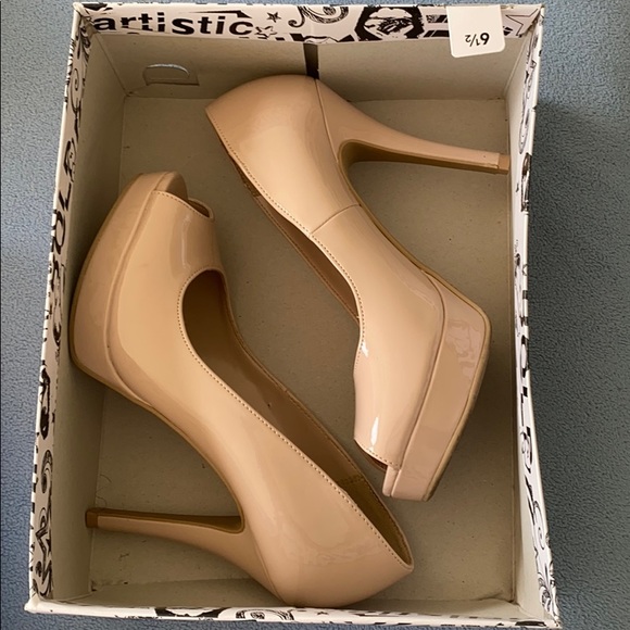 Badge Heels - Picture 1 of 5